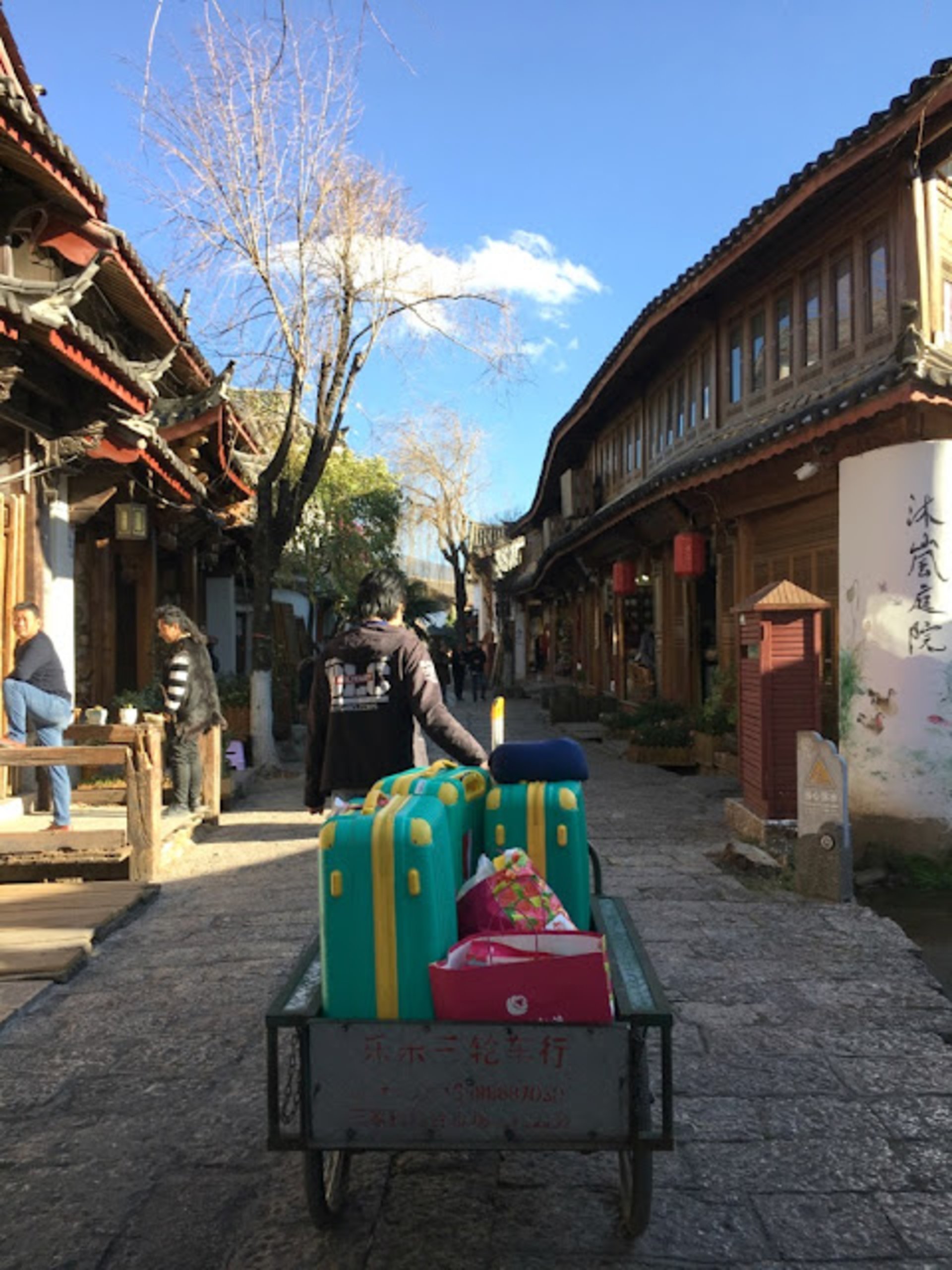 Cả lúc đi và lúc về, Lijiang Gui Yuan Tian Ju Guesthouse đều cắt cử nhân viên ra kéo vali cho 4 chị em rất chu đáo