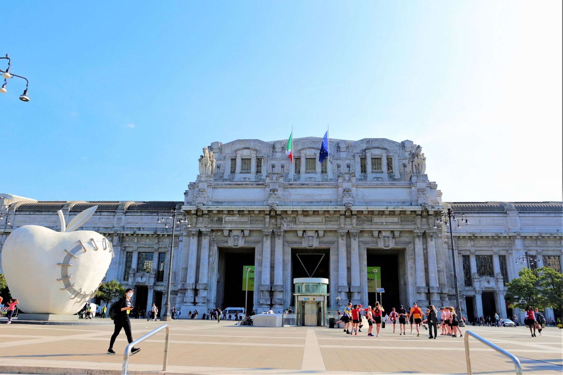 Milano Centrale nằm sừng sững giữa một quảng trường rộng lớn