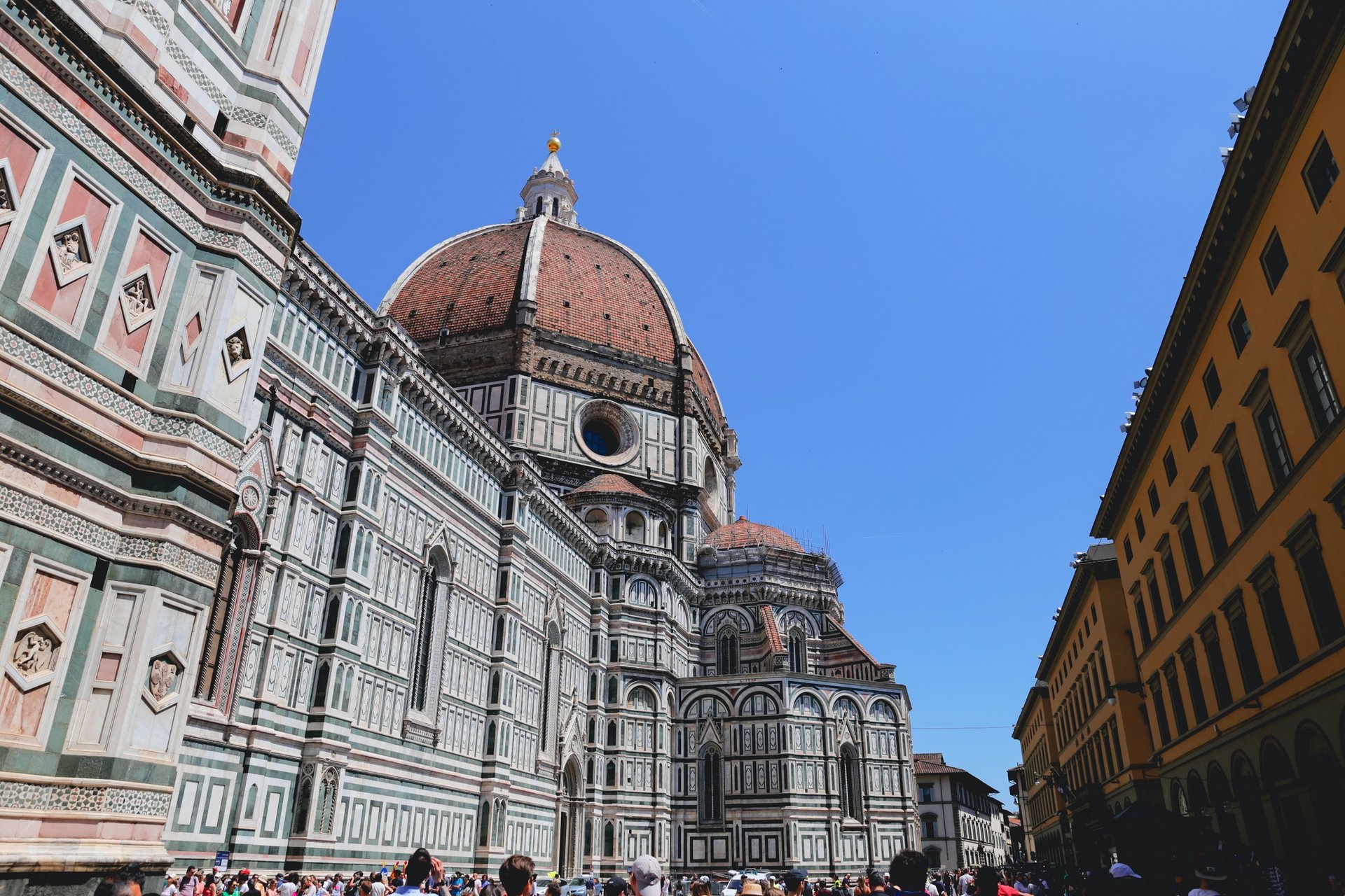 Quảng trường Piazza del Duomo nổi bật với mái vòm của nhà thờ Santa Maria del Fiore (bonus mái đầu của du khách ngay bên dưới ảnh =)))