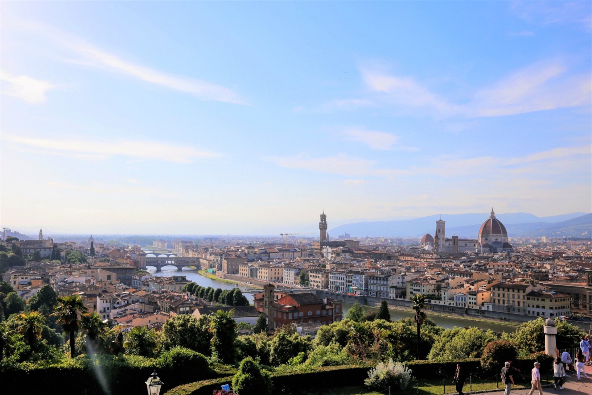 Tất cả các biểu tượng của thành phố từ cầu cũ Ponte Vecchio, nhà thờ Santa Maria del Fiore hay tháp đồng hồ đều xuất hiện trong khung hình