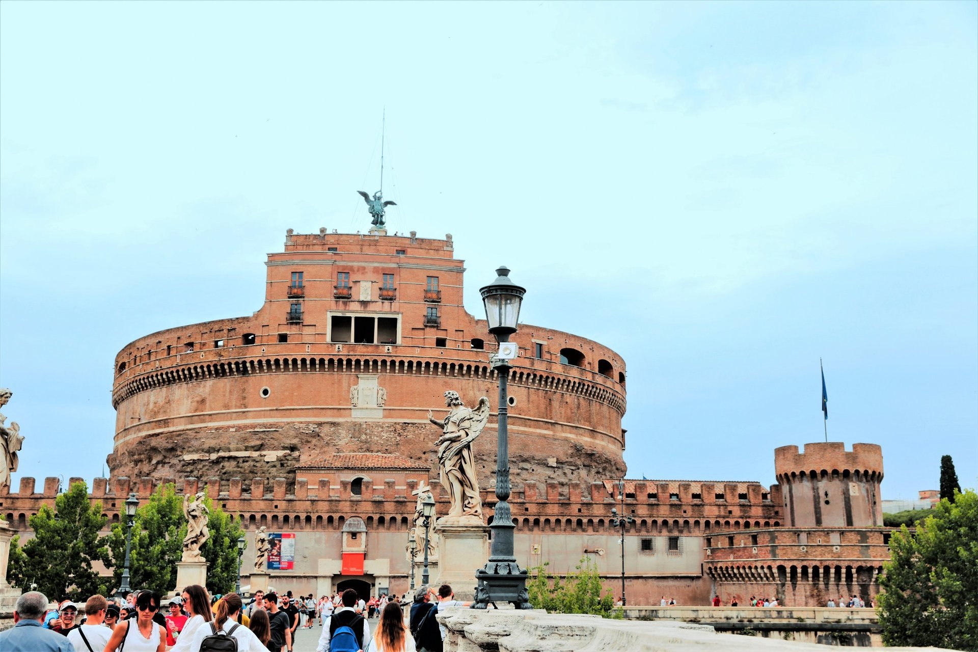 Lâu đài Sant’Angelo ngay gần tòa thánh Vatican, sát cạnh sông Tiber. Từ tầng cao nhất của lâu đài này, bạn có thể nhìn được toàn cảnh thành phố Rome xinh đẹp