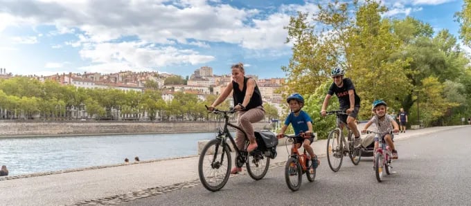 © T.Prudhomme / Auvergne-Rhône-Alpes Tourisme  —  The ViaRhôna in Lyon, on the banks of the Rhône