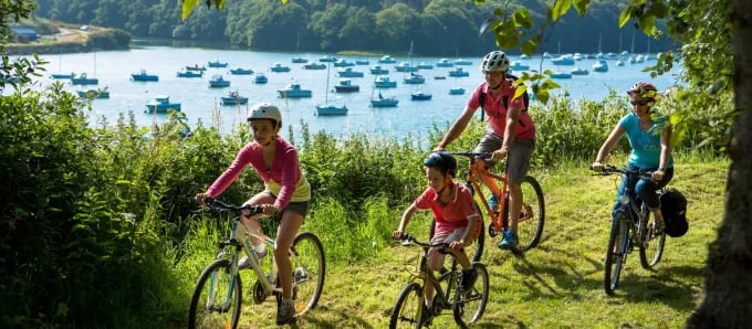 © Simon Bourcier / CRT Bretagne  —  Cycling along the water in Finistère