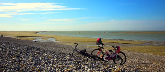 © Arnaud / AdobeStock  —  Cycling with a view of the Baie de Somme