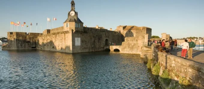 © Emmanuel BERTHIER / Tourisme Bretagne  —  View of the walled town of Concarneau.