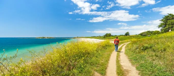 © Thibault PORIEL / Tourisme Bretagne  —  Customs trails, Tahiti beach.