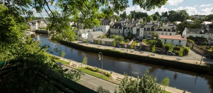 © Yannick DERENNES / Tourisme Bretagne  —  The Laïta river begins in the center of Quimperlé.