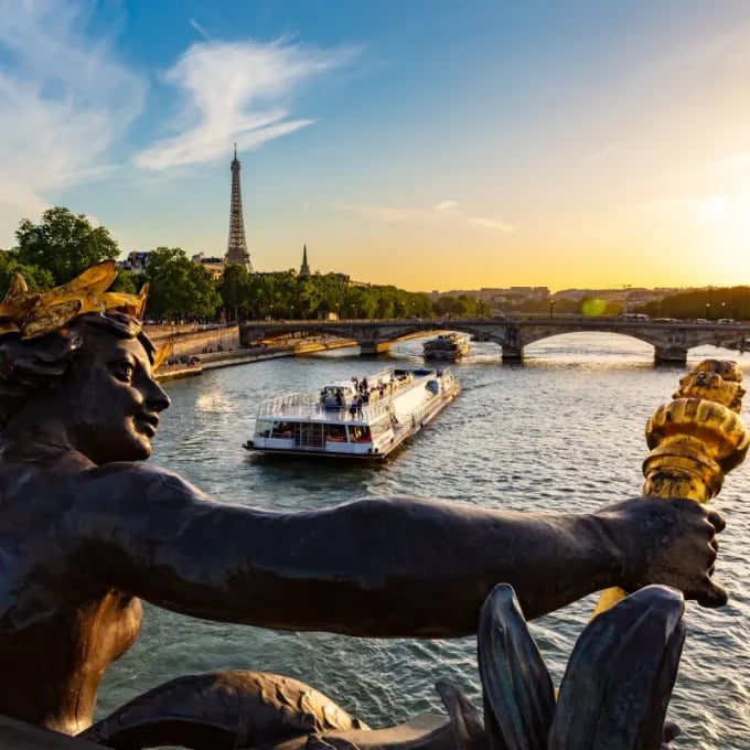 © Bateaux-Mouches  —  Sip and dine at leisure while taking in the sights of Paris