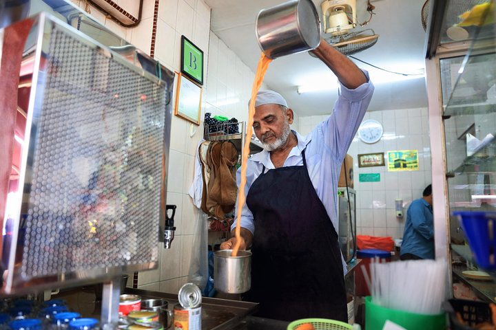 Private Cultural and Historical Singapore Food Tour with Local Hawker Centre