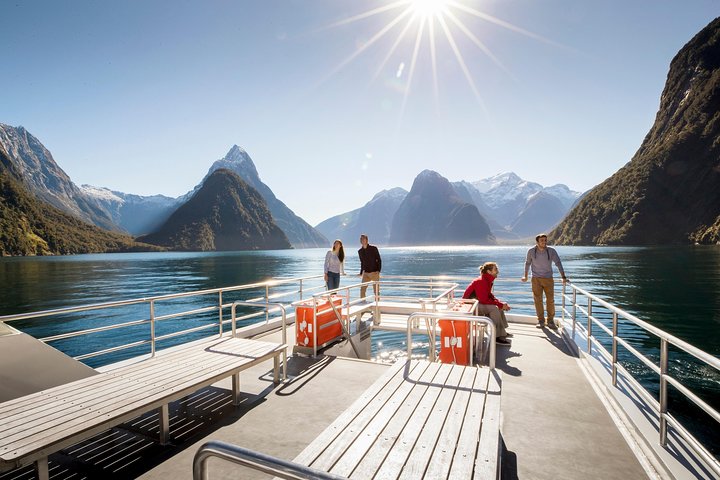 Milford Sound Coach and Scenic Lunch Cruise from Queenstown