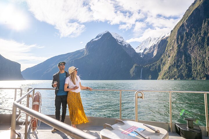 Milford Sound Full Day Tour from Te Anau with Cruise