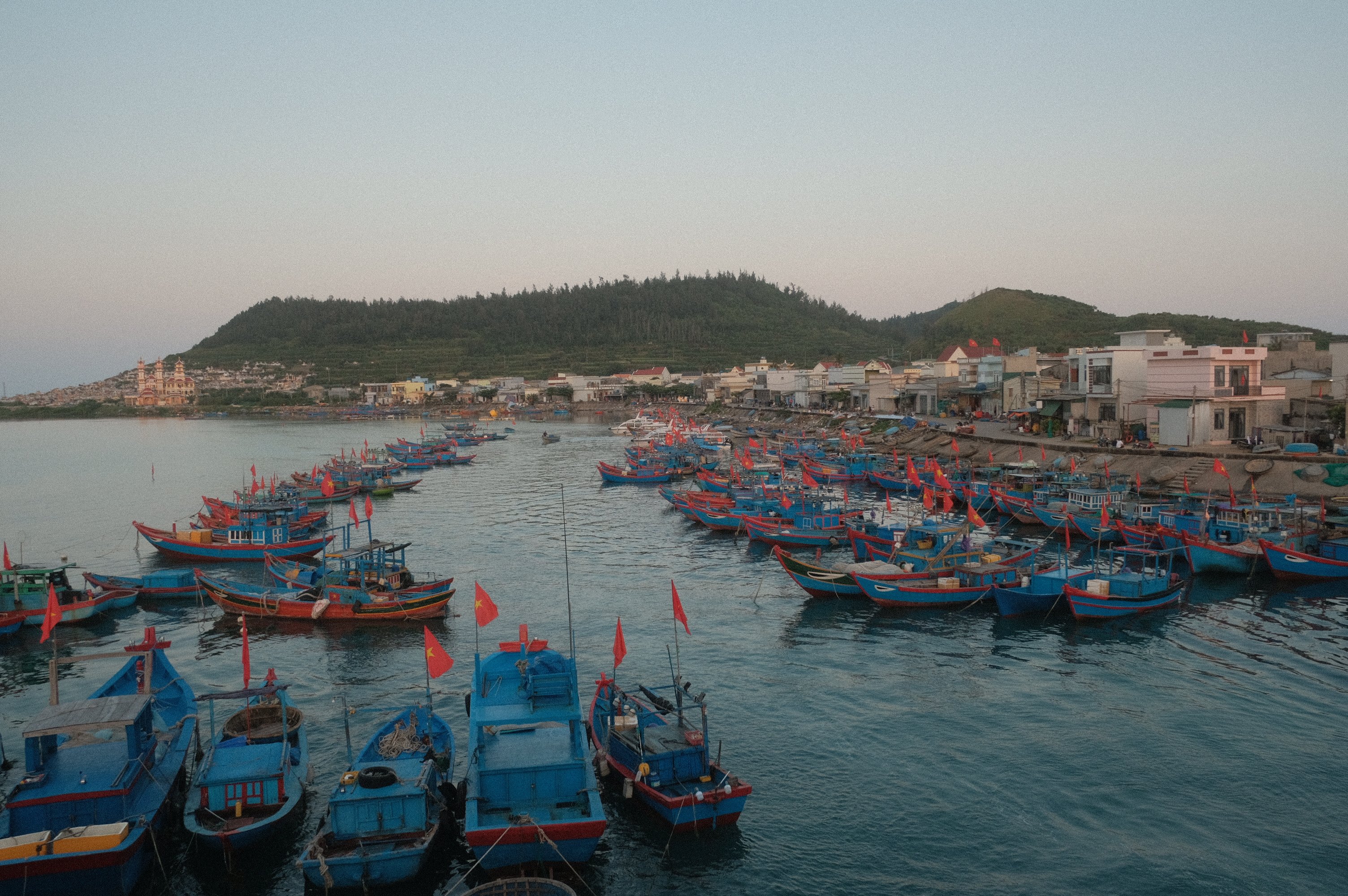 Comparing the two islands for vacation in Vietnam, which one for Summer ?